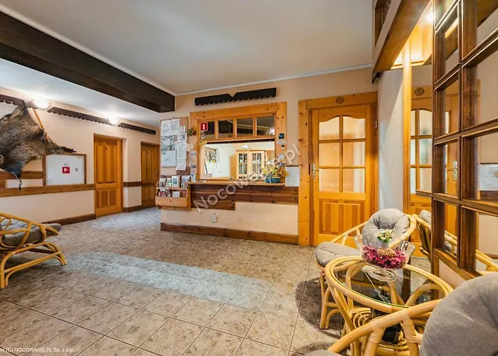 לינה וארוחת בוקר Bialy Dworek 3*