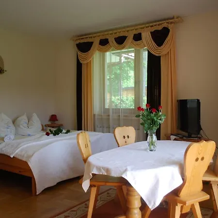 Bed & Breakfast Bialy Dworek 3*
