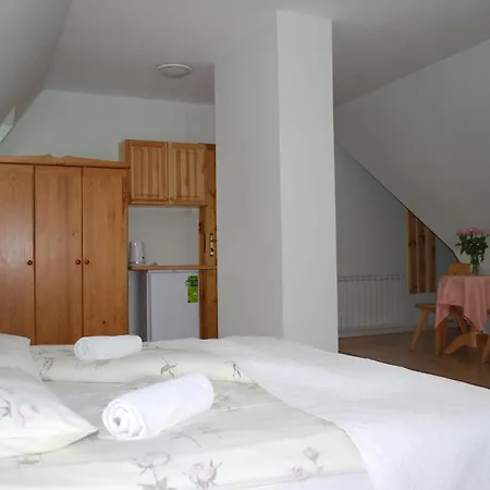 Bialy Dworek Bed & Breakfast 3*