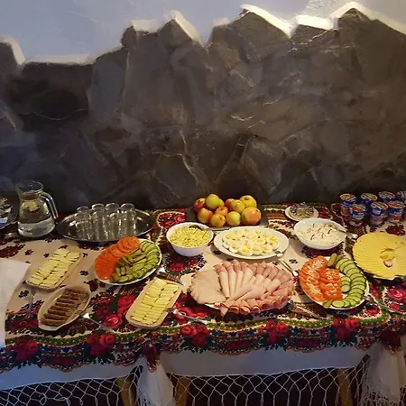 Bialy Dworek Bed & Breakfast 3*