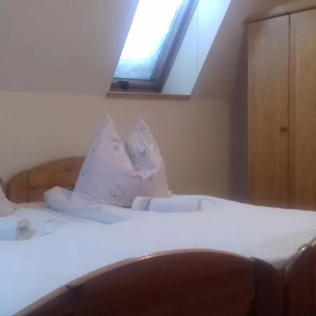 Bialy Dworek Bed & Breakfast 3*