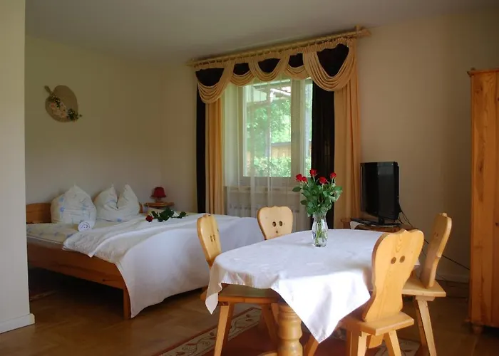 לינה וארוחת בוקר Bialy Dworek 3*